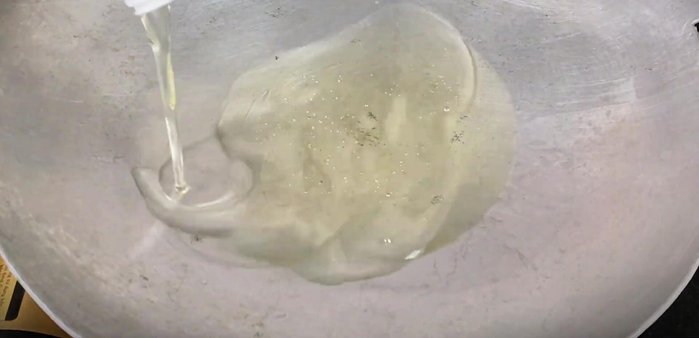 Heat oil in a frying pan. Add 1 teaspoon of salt to the oil to prevent splashing. (241.519)