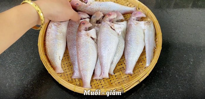 Wash the fish thoroughly with salt to remove blood clots. (46.44)