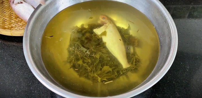 Prepare tea water: Steep dry tea leaves in a small amount of water to extract the essence. (58.28)