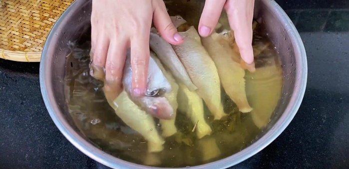 Soak the fish in the tea water for 10-15 minutes to remove fishy smell. (68.32)