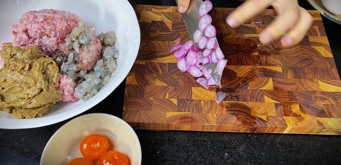 Finely slice or chop the shallots and ginger.