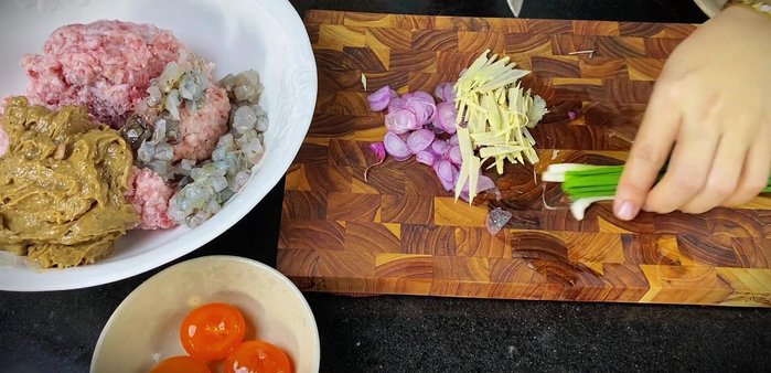 Finely chop the green onions.