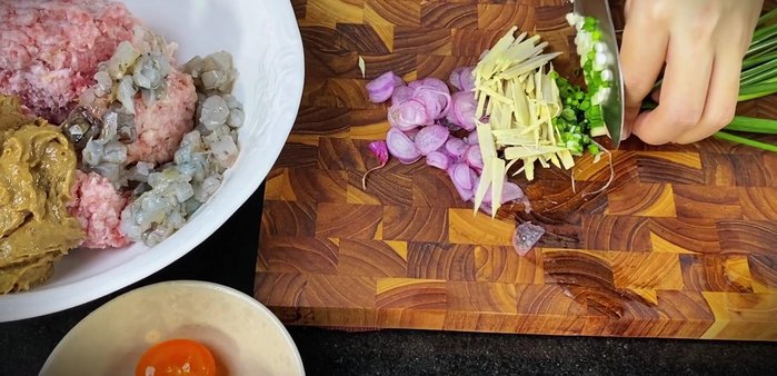 Combine all ingredients (except for 2 egg yolks) in a bowl.