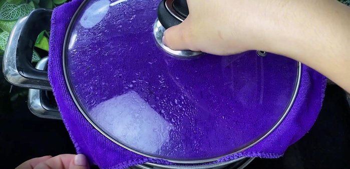 Steam the mixture for 10 minutes. Open the lid, use chopsticks to release steam and drain excess water. Repeat this every 10 minutes.