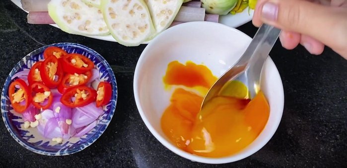 Mix the two egg yolks with annatto oil for decoration.