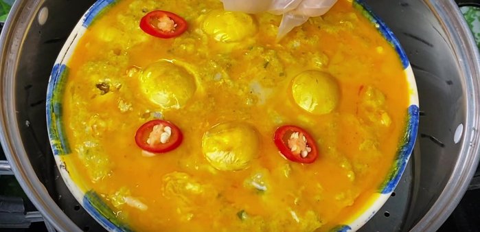 Decorate with sliced shallots and chili peppers.