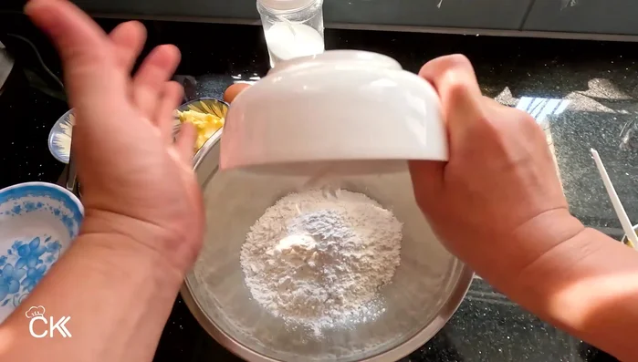 Combine dry ingredients: Add flour to a large bowl (171.92).
