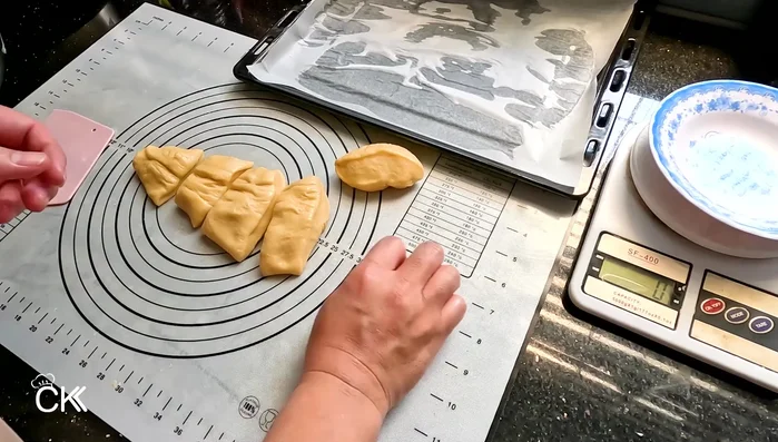Second fermentation: Let the dough balls rest for 20-25 minutes (288.639).