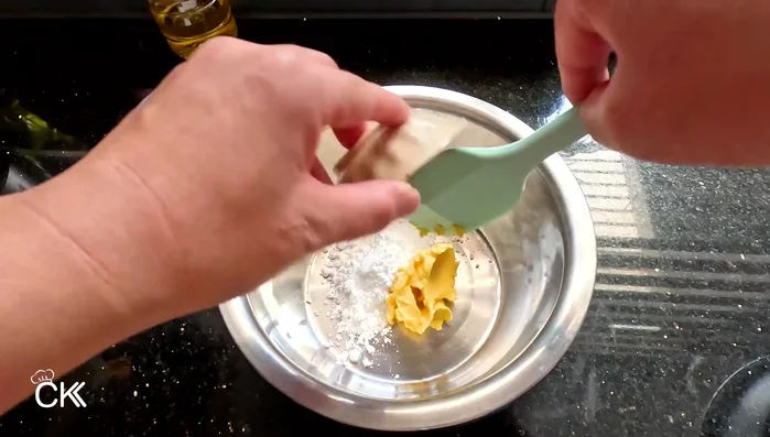 Prepare the topping: In a bowl, cream together butter and sugar. Add the egg and cocoa powder, mix well (327.08).
