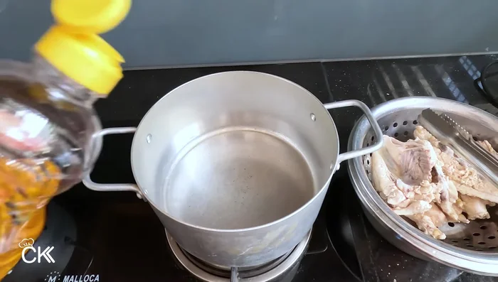 In a separate pot, heat cooking oil. Add minced shallots and garlic, stir-fry until fragrant. Add coriander roots and stir-fry until fragrant.
