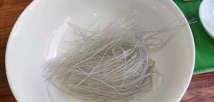 Boil water and soak dried vermicelli/pieces for 1 minute to soften. Cut tofu into small pieces and grind finely.