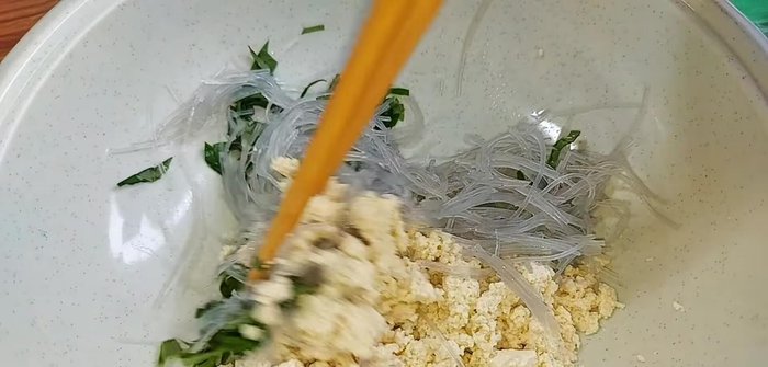 Combine ground tofu, chopped betel leaves, ground pepper (½ teaspoon), vegetarian seasoning (1 teaspoon), sugar (1 teaspoon), and turmeric powder (1 teaspoon). Mix well.