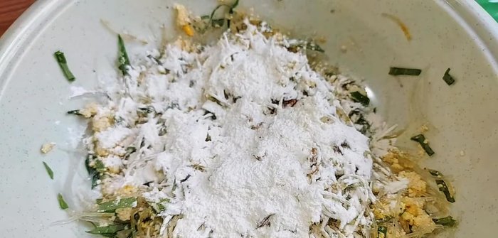 Add 30g of crispy fried flour. Mix well and add water to achieve a thick consistency.