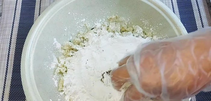 Add 200g of tapioca starch and mix well until all ingredients are evenly combined.