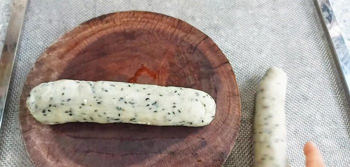 The next day, thinly slice the hardened dough using a knife. The thickness should be consistent and not too thin or thick.