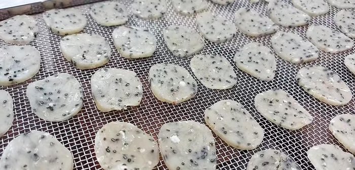 Arrange the sliced crackers on a tray and let them dry completely. This may take 3 days without direct sunlight. Store the dried crackers in a glass container in the refrigerator.