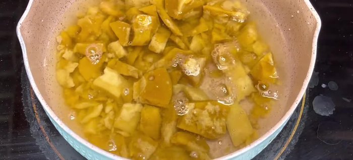 Cook the sugar water: Combine palm sugar and water in a pot. Cook over medium heat until the sugar dissolves, then reduce heat to low and simmer for 5 minutes until slightly thickened.