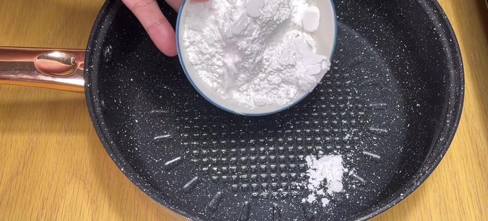 Combine rice flour, pandan juice, salt, and cooking oil in a pot or deep pan. Stir until smooth.