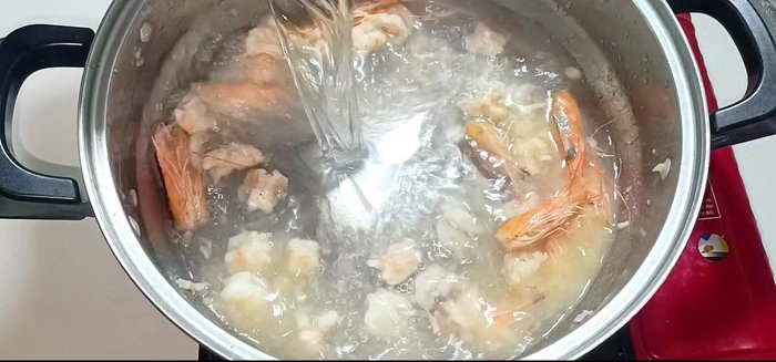 Add 1 liter of water. Bring to a boil. Remove shrimp heads.