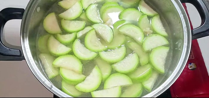 Add green onions and Ngo rí. Stir well.
