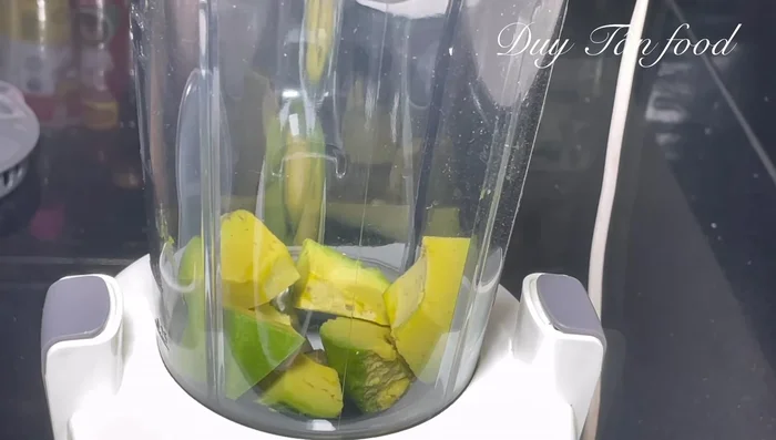 Blend the butter: Blend 1 kg of butter with 400 ml of unsweetened fresh milk in batches (to avoid overloading the blender) until completely smooth.