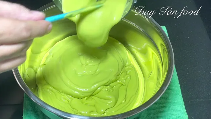 Combine butter and coconut milk: In a large bowl, combine the blended butter with the cooled coconut milk. Stir thoroughly until well combined and the mixture is thick and smooth.