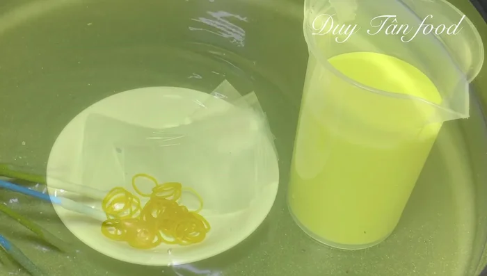 Pour into bags: Pour the mixture into smoothie bags or yogurt bags, leaving about 2-3 cm of space at the top. Tie securely with rubber bands.