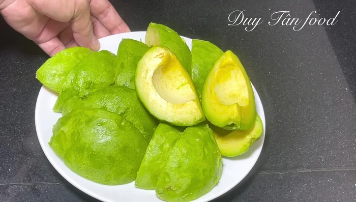 Prepare the avocado: Peel and remove the seed. Weigh out 1 kg of avocado flesh and set aside.