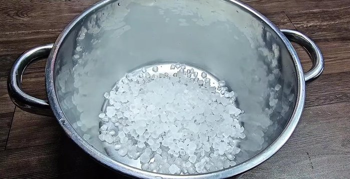 Prepare the sugar syrup: Combine rock sugar, salt, and water in a pot. Bring to a boil (374.599).