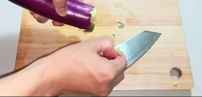 Cut eggplants into 4-5 cm pieces and immediately soak them in salt water.