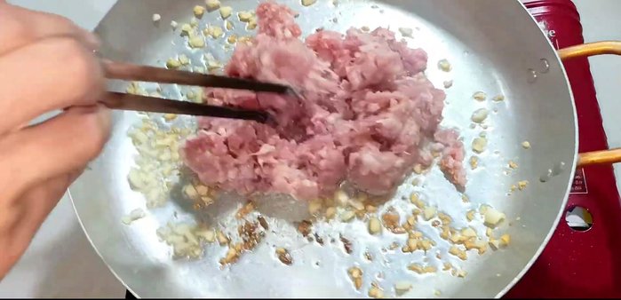 Add minced meat and stir-fry until slightly rare. Add 3 tablespoons of prepared sauce and stir well to coat the meat evenly.