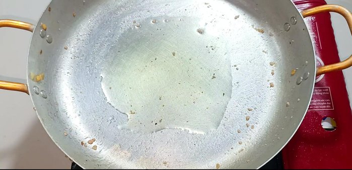 Add remaining garlic to the pan and fry until fragrant.