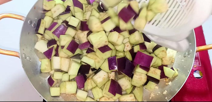 Add the drained eggplants and stir-fry for about 1 minute until lightly colored. Add the remaining sauce and stir-fry for about 2 minutes.