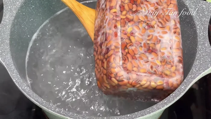 Cook red beans: Add frozen red beans to 2 liters of boiling water. Bring to a boil, skim off foam, and simmer on medium-high heat for 10-15 minutes until soft.