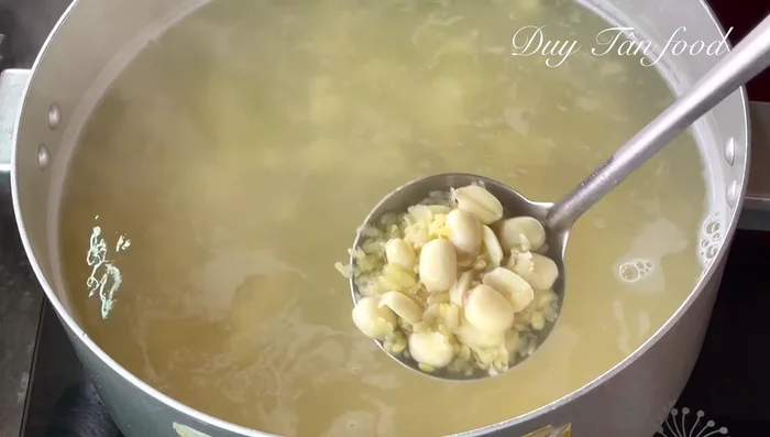 Blend: Scoop out the cooked lotus seeds and green beans. Blend with half a cup of fresh milk until smooth.