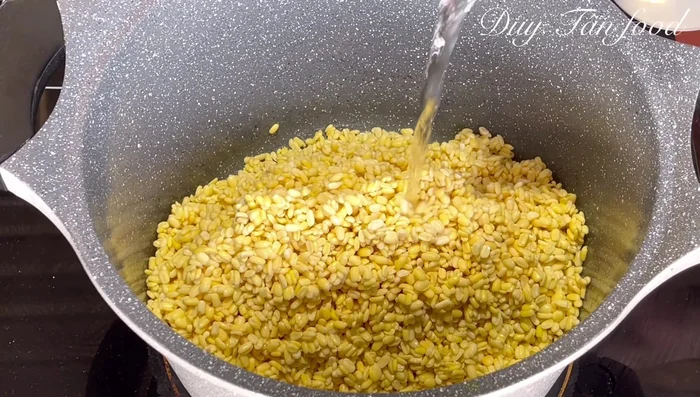 Cook green beans: Add the soaked green beans and 1.5 liters of water to a pot. Bring to a boil, skim off foam, and simmer on low heat for 20-25 minutes until soft. Add the remaining 500ml of water.