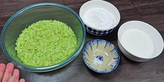 Prepare the young rice: Rinse the young rice. Cook 260g young rice with 900ml water, sugar, salt and pineapple syrup until boiling.