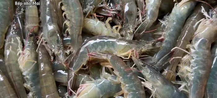 Roast the shrimp with coarse salt over low heat until the water evaporates and the shrimp is cooked. This will take time.