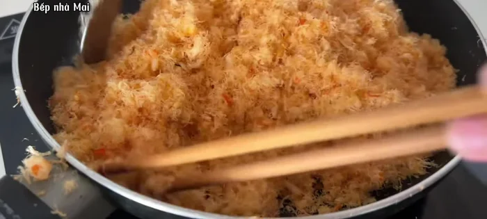 Wash and clean the shrimp thoroughly.