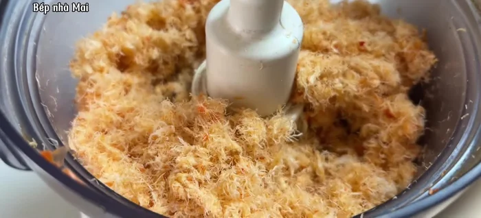 Marinate the shrimp floss with MSG and sugar for about 15 minutes.