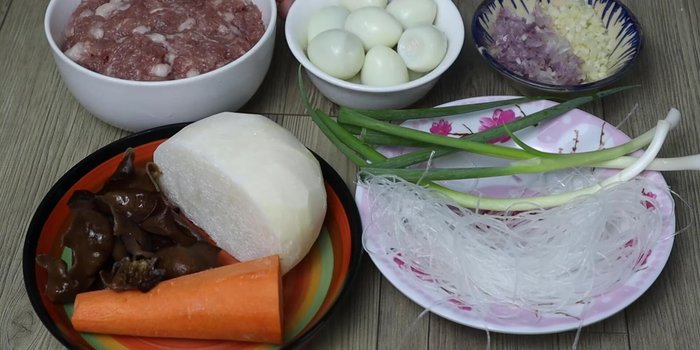 Prepare the filling: Dice cassava and carrots. Soak wood ear mushrooms and Chinese spinach.