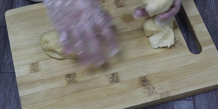 Mix the filling thoroughly. Roll out the dough thinly. Use a cutter or lid to create round dough circles.