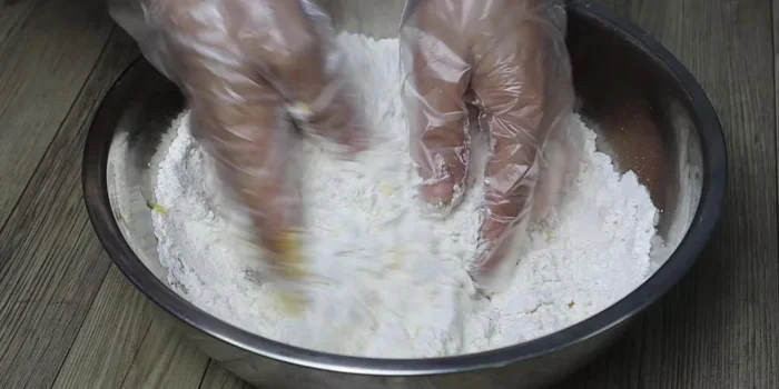 Add sugar, egg, and gradually pour in hot water while stirring.