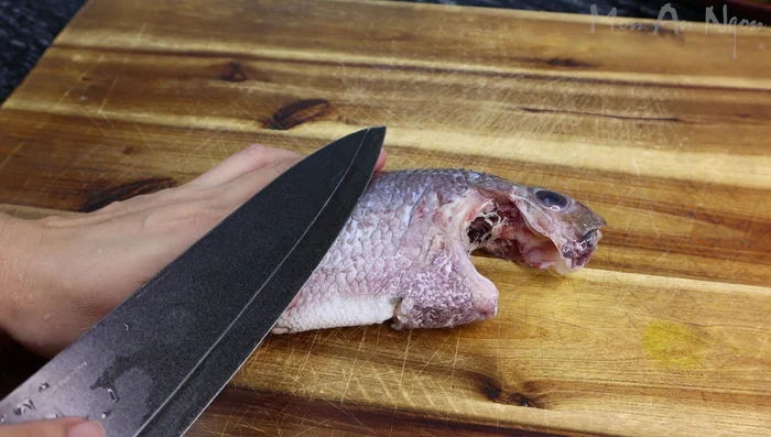 Prepare the fish: Remove the fish intestines. Make diagonal cuts on both sides of the fish (about 0.5cm deep) to help it cook faster and look more beautiful.