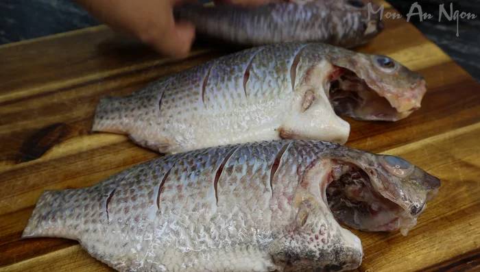 Coat the fish: Pat the fish dry with paper towels. Sprinkle crispy fried flour evenly over the fish, using a brush to ensure all parts are coated with a thin layer.