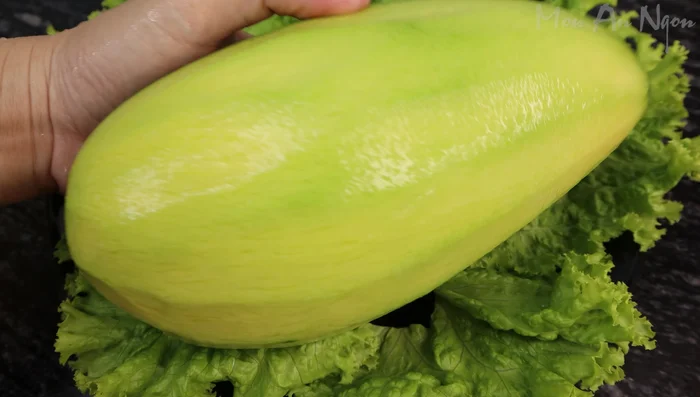 Prepare the mango: Grate or chop a raw mango.