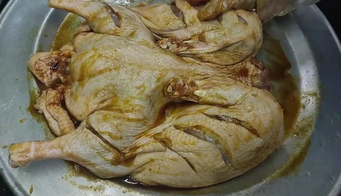 Let the duck rest in the refrigerator for 1-2 hours to absorb the spices evenly.