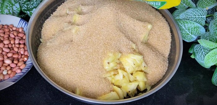Cook the pineapple: In a separate pan, combine 1 kg of chopped pineapple, 1 kg of sugar, and half a tablespoon of salt. Stir until the pineapple absorbs the sugar. Cook over medium heat until the pineapple softens.