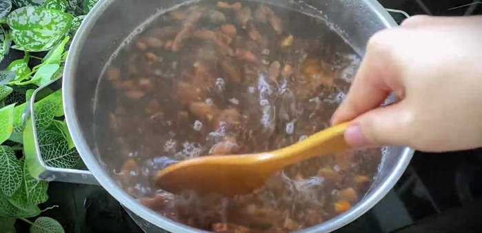 Prepare the tamarind: Once the water with tamarind is boiling, reduce heat and simmer. Press the tamarind to extract the pulp. Add 2.5 kg of sugar and another tablespoon of salt. Adjust sugar according to the tamarind's sourness. Simmer for 40 minutes.