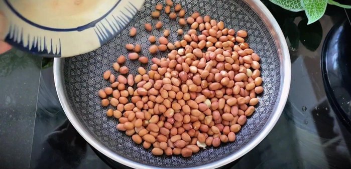 Roast the peanuts: Roast peanuts in a pan with a little salt until golden brown and fragrant. Remove shells after roasting.